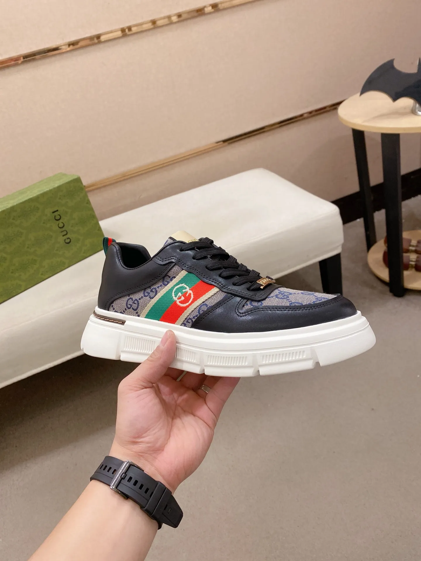 Factory price 400💰New GUCCI (Gucci) counters are on the market at the same time, new men's shoes, 😘fabrics are selected imported cowhide, lining: sheepskin lining. 👍🏿 High-end ☄️ air-cushion molded anti-slip rubber outsole, exquisite lines, simple and elegant, comfortable and high-end for leisure travel. Code number: 38 to 44 (45 can be customized and cannot be returned or exchanged)